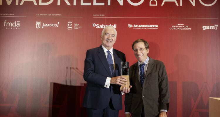 El alcalde de Madrid, José Luis Martínez-Almeida, con José Bogas, premio Madrileño del Año 2026