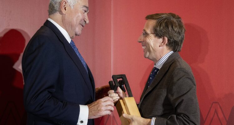 El alcalde de Madrid, José Luis Martínez-Almeida, con José Bogas, premio Madrileño del Año 2026