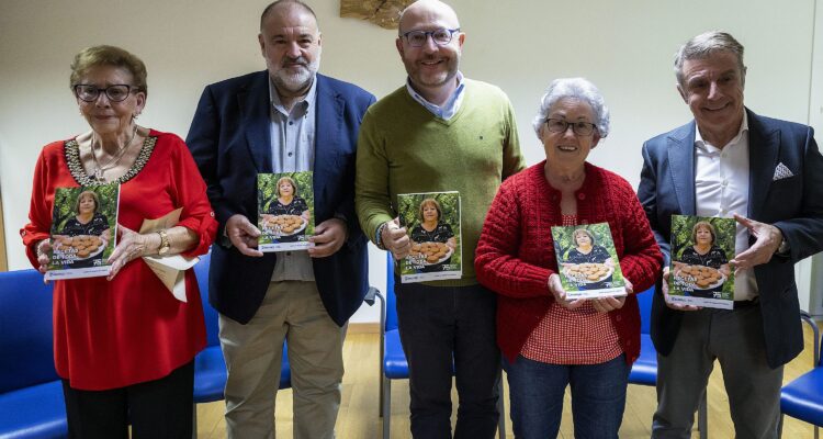 El delegado de Políticas Sociales, Familia e Igualdad, José Fernández, y el concejal de Vicálvaro, Ángel Ramos, en la presentación del libro 'Recetas de toda la vida'