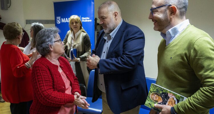 El delegado de Políticas Sociales, Familia e Igualdad, José Fernández, y el concejal de Vicálvaro, Ángel Ramos, en la presentación del libro 'Recetas de toda la vida'