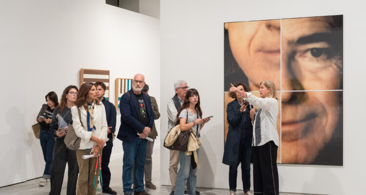 Visitantes de la exposición ‘Cruz Novillo’ en CentroCentro