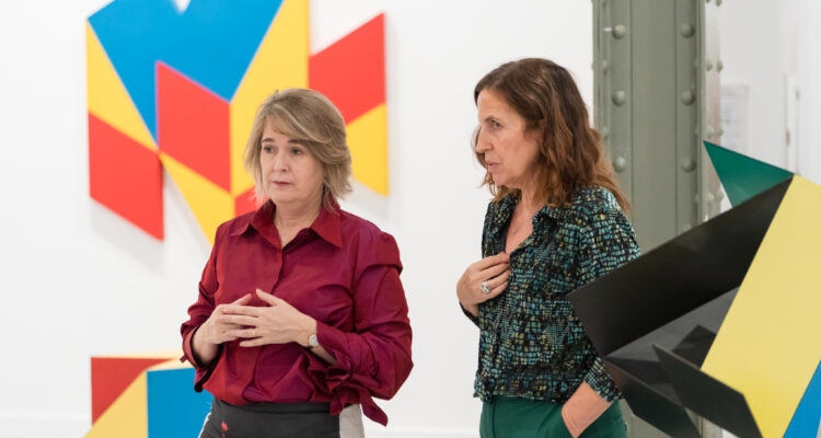 La delegada de Cultura, Turismo y Deporte, Marta Rivera de la Cruz, durante su visita a la exposición ‘Cruz Novillo’