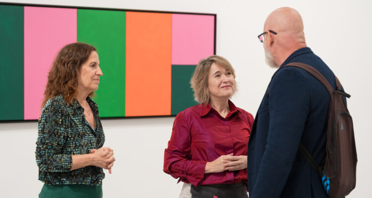 La delegada de Cultura, Turismo y Deporte, Marta Rivera de la Cruz, durante su visita a la exposición ‘Cruz Novillo’