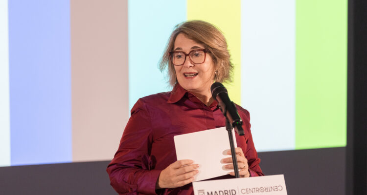 La delegada de Cultura, Turismo y Deporte, Marta Rivera de la Cruz, durante su visita a la exposición ‘Cruz Novillo’
