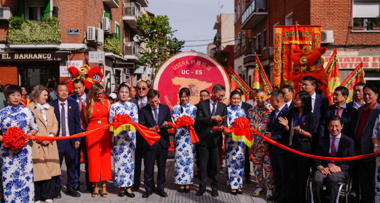 José Luis Martínez-Almeida en la inauguración del arco chino de Usera, del artista Okuda San Miguel