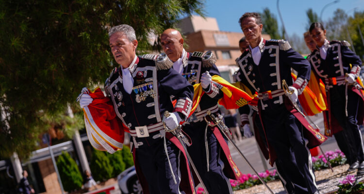 Acto del izado de la bandera nacional en la glorieta de Pepe Domingo Castaño