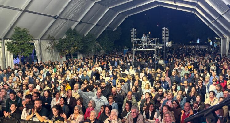 Asistentes al acto del pregón de las Fiestas del Barrio del Pilar