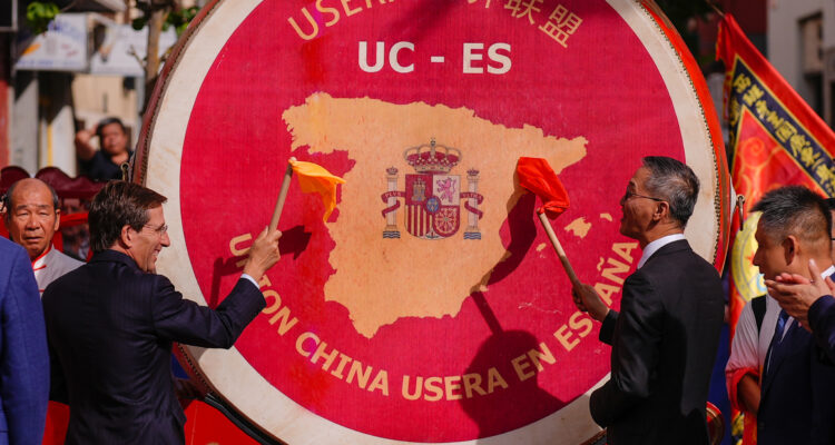 José Luis Martínez-Almeida en la inauguración del arco chino de Usera, del artista Okuda San Miguel