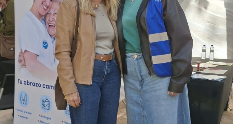 La concejala Nadia &Aacute;lvarez con una de las participantes del encuentro
