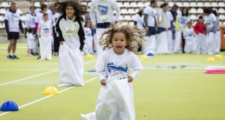 Carrera de sacos en la jornada familiar celebrada en el Estadio Vallehermoso