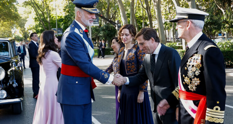 El alcalde saluda a los reyes a su llegada al desfile