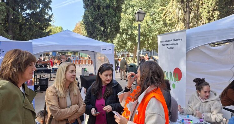 La concejala Nadia &Aacute;lvarez en uno de los stands del encuentro