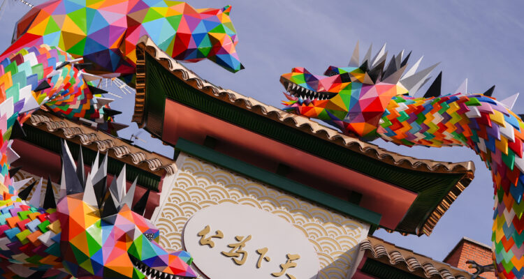 Nuevo arco chino de Usera, del artista Okuda San Miguel