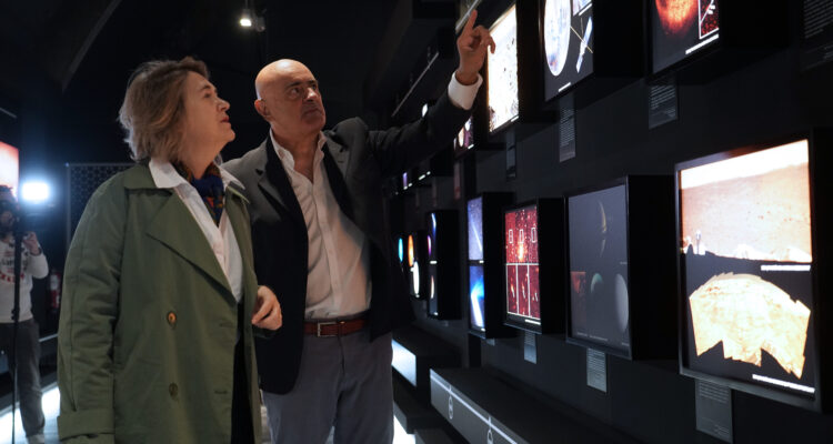 La delegada de Cultura, Turismo y Deporte, Marta Rivera de la Cruz, durante su visita a la exposición ‘40 años desvelando el Cosmos’