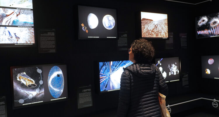 Visitante de la exposición ‘40 años desvelando el cosmos’