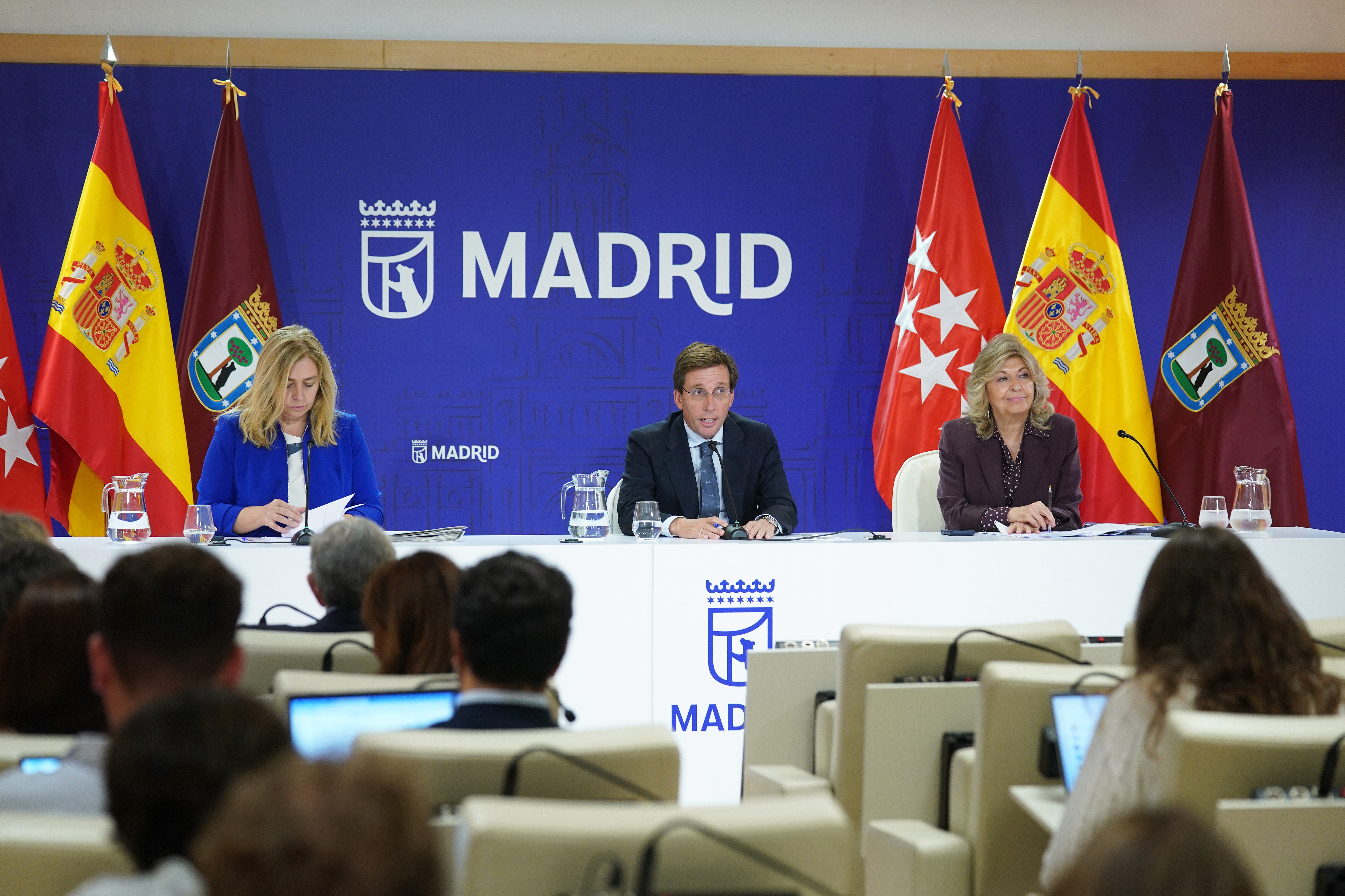 El alcalde de Madrid, José Luis Martínez-Almeida, la vicealcaldesa Inma Sanz y la delegada de Economía, Innovación y Hacienda, Engracia Hidalgo, en la rueda de prensa tras la Junta de Gobierno