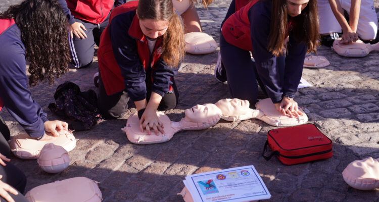La vicealcaldesa de Madrid y delegada de Seguridad y Emergencias, Inma Sanz, asiste a la formación multitudinaria en reanimación cardiopulmonar (RCP) que SAMUR-Protección Civil imparte a cientos de escolares