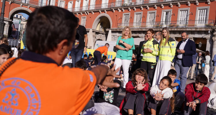 La vicealcaldesa de Madrid y delegada de Seguridad y Emergencias, Inma Sanz, asiste a la formación multitudinaria en reanimación cardiopulmonar (RCP) que SAMUR-Protección Civil imparte a cientos de escolares