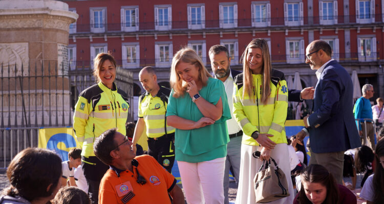 La vicealcaldesa de Madrid y delegada de Seguridad y Emergencias, Inma Sanz, asiste a la formación multitudinaria en reanimación cardiopulmonar (RCP) que SAMUR-Protección Civil imparte a cientos de escolares