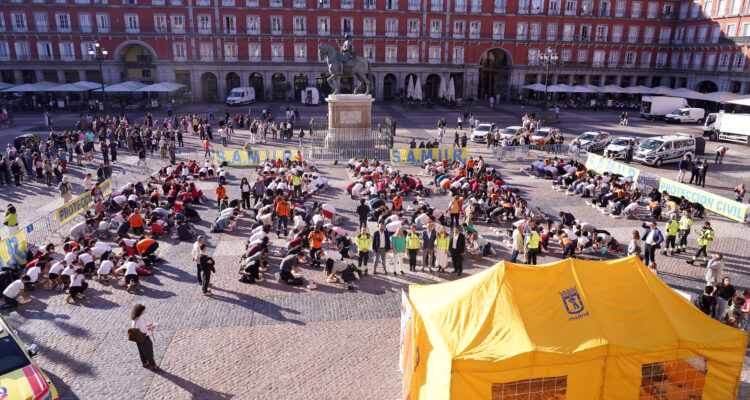 La vicealcaldesa de Madrid y delegada de Seguridad y Emergencias, Inma Sanz, asiste a la formación multitudinaria en reanimación cardiopulmonar (RCP) que SAMUR-Protección Civil imparte a cientos de escolares