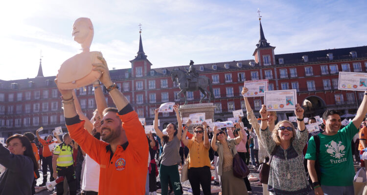 La vicealcaldesa de Madrid y delegada de Seguridad y Emergencias, Inma Sanz, asiste a la formación multitudinaria en reanimación cardiopulmonar (RCP) que SAMUR-Protección Civil imparte a cientos de escolares
