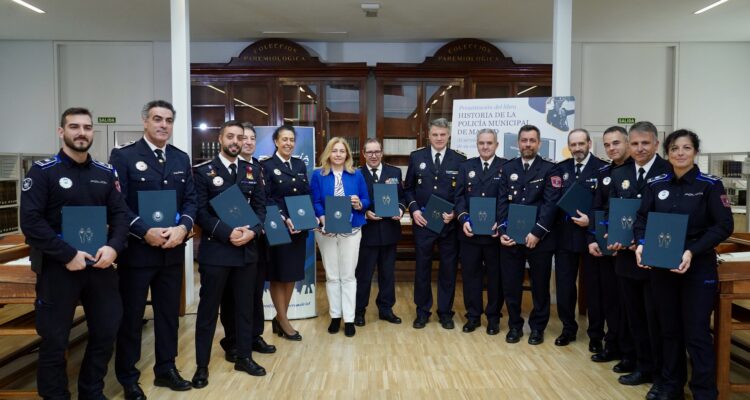 La vicealcaldesa y delegada de Seguridad y Emergencias, Inma Sanz, ha presentado el libro Historia de la Policía Municipal de Madrid