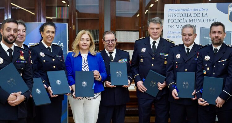 La vicealcaldesa y delegada de Seguridad y Emergencias, Inma Sanz, ha presentado el libro Historia de la Policía Municipal de Madrid