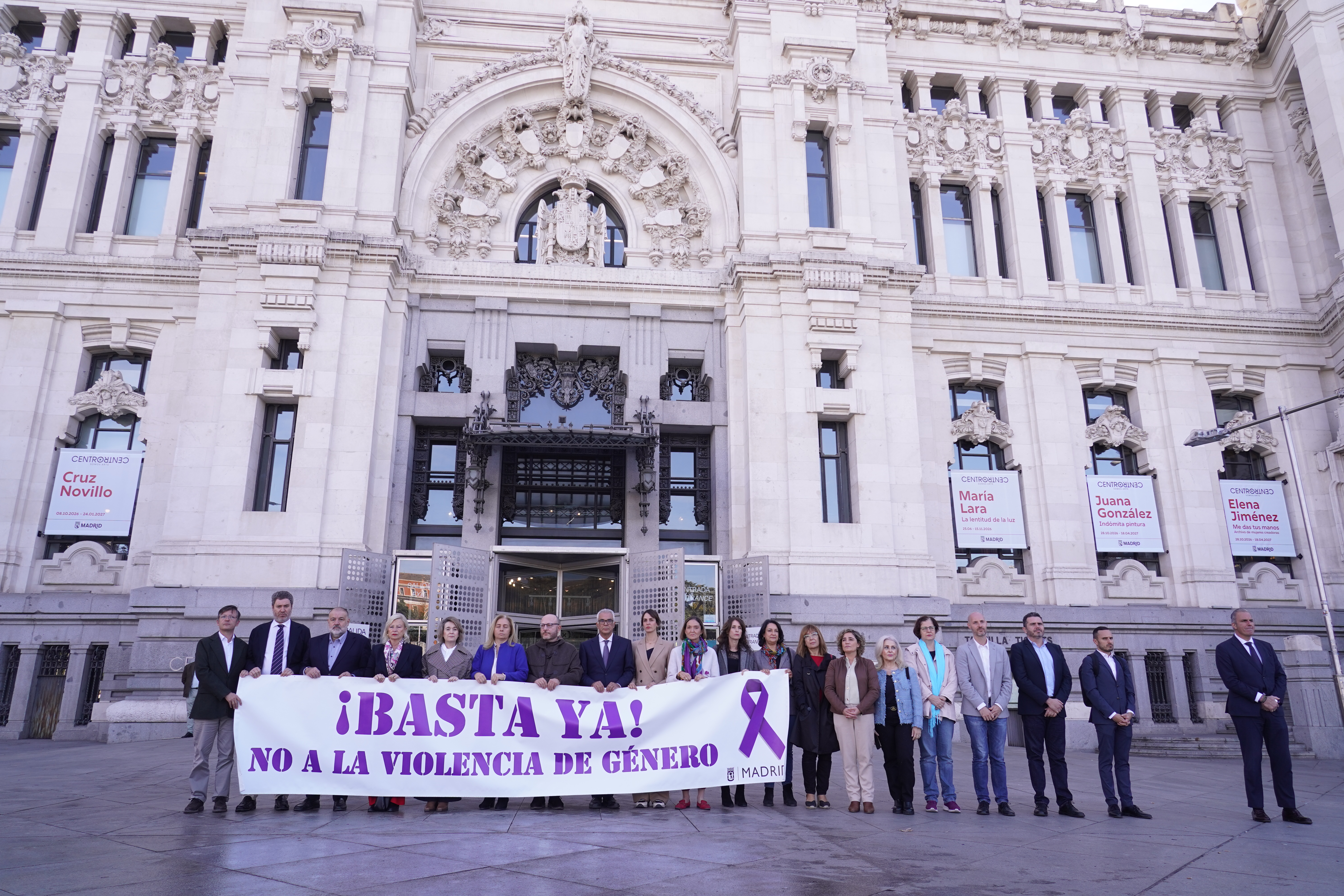 La vicealcaldesa, Inma Sanz, preside el minuto de silencio por el asesinato de una vecina de Carabanchel