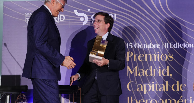 Almeida entregando premio a Alejandro Guillermo Roemmers