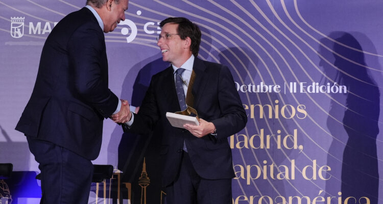 Almeida entregando el premio a Carlos Vargas Loret de Mola