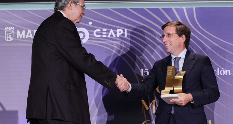Almeida entrega el premio a Miguel Henrique Otero