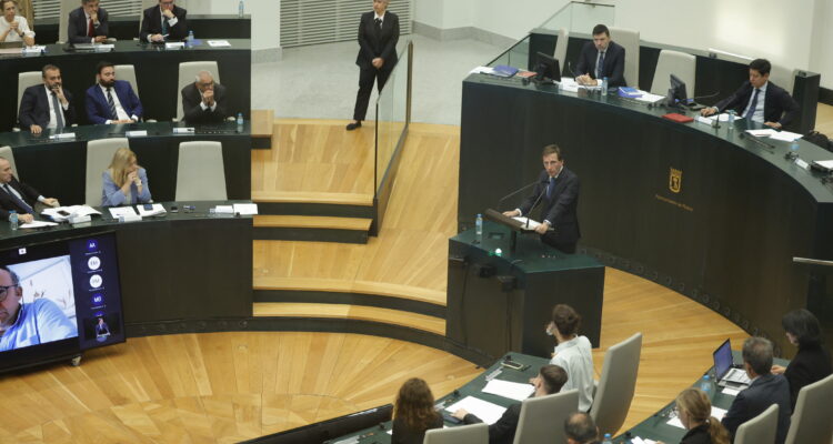 Almeida en momento de su intervención en la sesión extraordinaria del Pleno