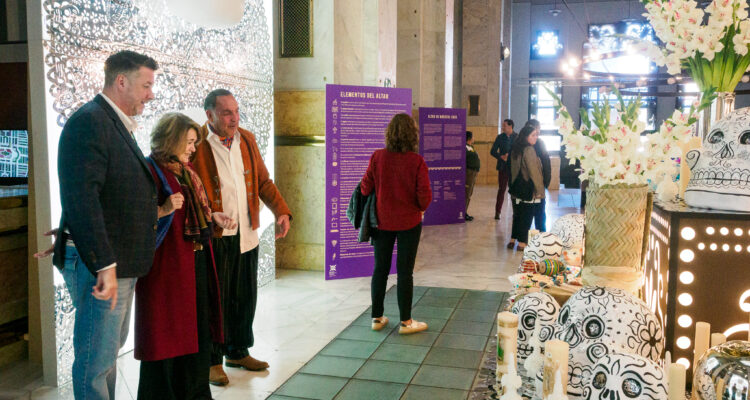 La delegada de Cultura, Turismo y Deporte, Marta Rivera de la Cruz, en la presentación de los altares mexicanos del Día de Muertos