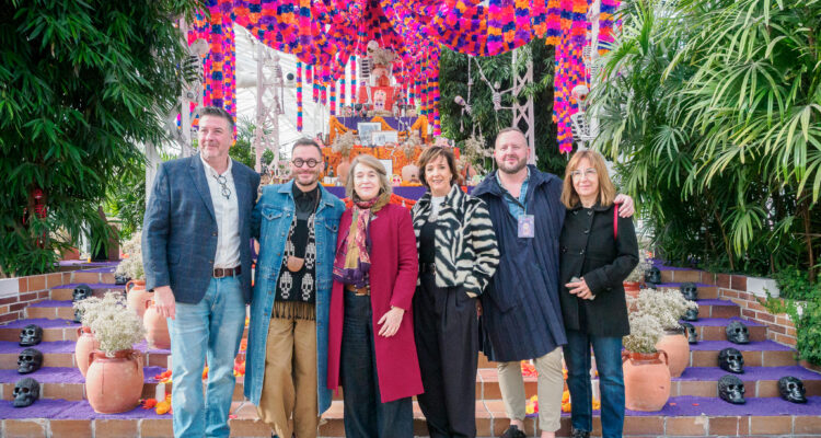 La delegada de Cultura, Turismo y Deporte, Marta Rivera de la Cruz, en la presentación de los altares mexicanos del Día de Muertos