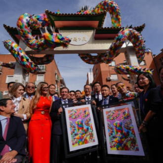 Foto de familia de la inauguración del arco chino de Usera, de Okuda San Miguel