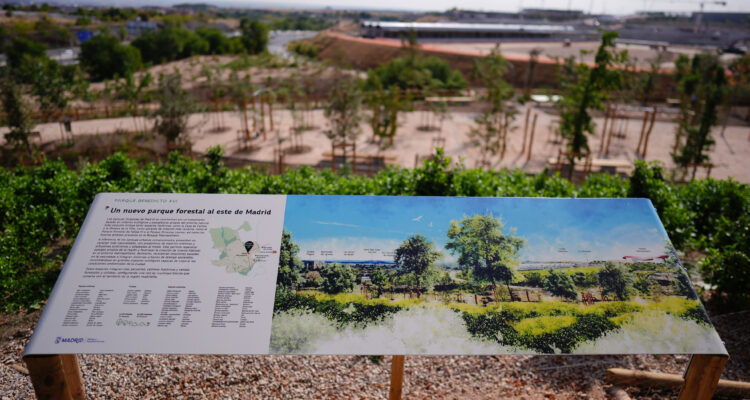 Cartel informativo del nuevo parque de Benedicto XVI