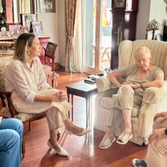 Yolanda Estrada visita María Luisa, usuaria de este programa 'Chamartín te acompaña'