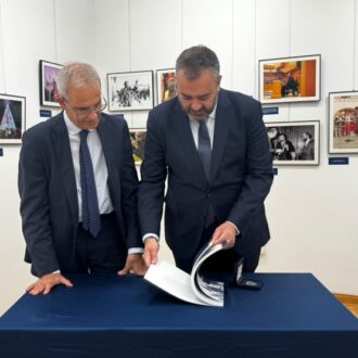 Carlos Segura inaugura la exposición fotográfica ‘La mirada local’
