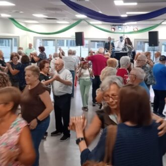 Un grupo de mayores baila en un acto organizado en Puente de Vallecas con motivo del Día Internacional de las Personas de Edad