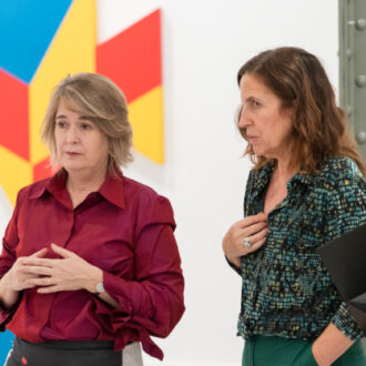 La delegada de Cultura, Turismo y Deporte, Marta Rivera de la Cruz, durante su visita a la exposición ‘Cruz Novillo’