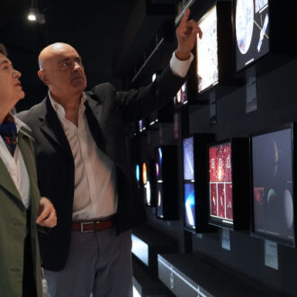 La delegada de Cultura, Turismo y Deporte, Marta Rivera de la Cruz, durante su visita a la exposición ‘40 años desvelando el Cosmos’