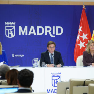 El alcalde de Madrid, José Luis Martínez-Almeida, la vicealcaldesa Inma Sanz y la delegada de Economía, Innovación y Hacienda, Engracia Hidalgo, en la rueda de prensa tras la Junta de Gobierno