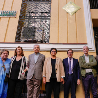 Almeida descubre una placa homenaje al periodista Constantino Mediavilla