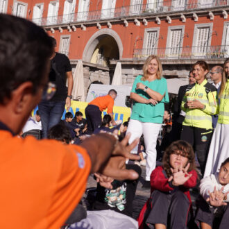 La vicealcaldesa de Madrid y delegada de Seguridad y Emergencias, Inma Sanz, asiste a la formación multitudinaria en reanimación cardiopulmonar (RCP) que SAMUR-Protección Civil imparte a cientos de escolares