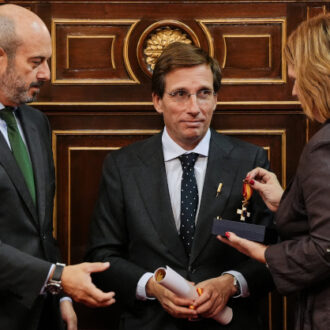 El alcalde de Madrid, José Luis Martínez-Almeida, recibe la medalla de honor Cruz de la Dignidad