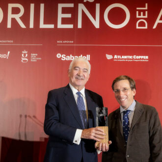 El alcalde de Madrid, José Luis Martínez-Almeida, con José Bogas, premio Madrileño del Año 2026