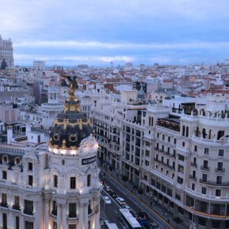 Imagen de archivo de la Gran Vía en su confluencia con Alcalá tomada desde lo alto del Círculo de Bellas Artes