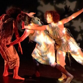 Actrices en escena en la representación de una obra de la programación de Espacio Abierto. Archivo
