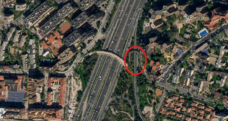 Mapa con la pasarela de acceso del puente La Lira
