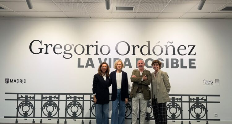 La concejala de Tetu&aacute;n, Paula G&oacute;mez-Angulo, acompa&ntilde;ada de la viuda de Ord&oacute;&ntilde;ez, Ana Ir&iacute;bar; el director, I&ntilde;aki Arteta, y la directora del Observatorio de V&iacute;ctimas del Terrorismo CEU-CEFAS, Mar&iacute;a San Gil.